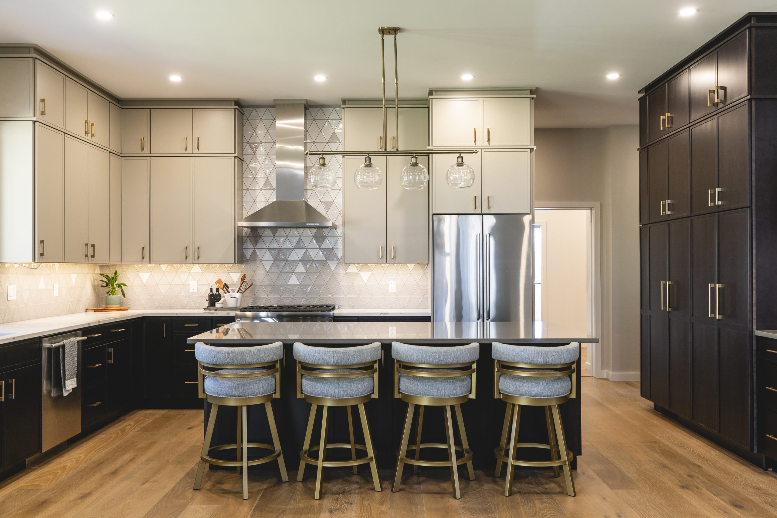IroquoisLn04 TRANISTIONAL MODERN TWO TONE KITCHEN WITH QUARTZ COUNTERTOPS